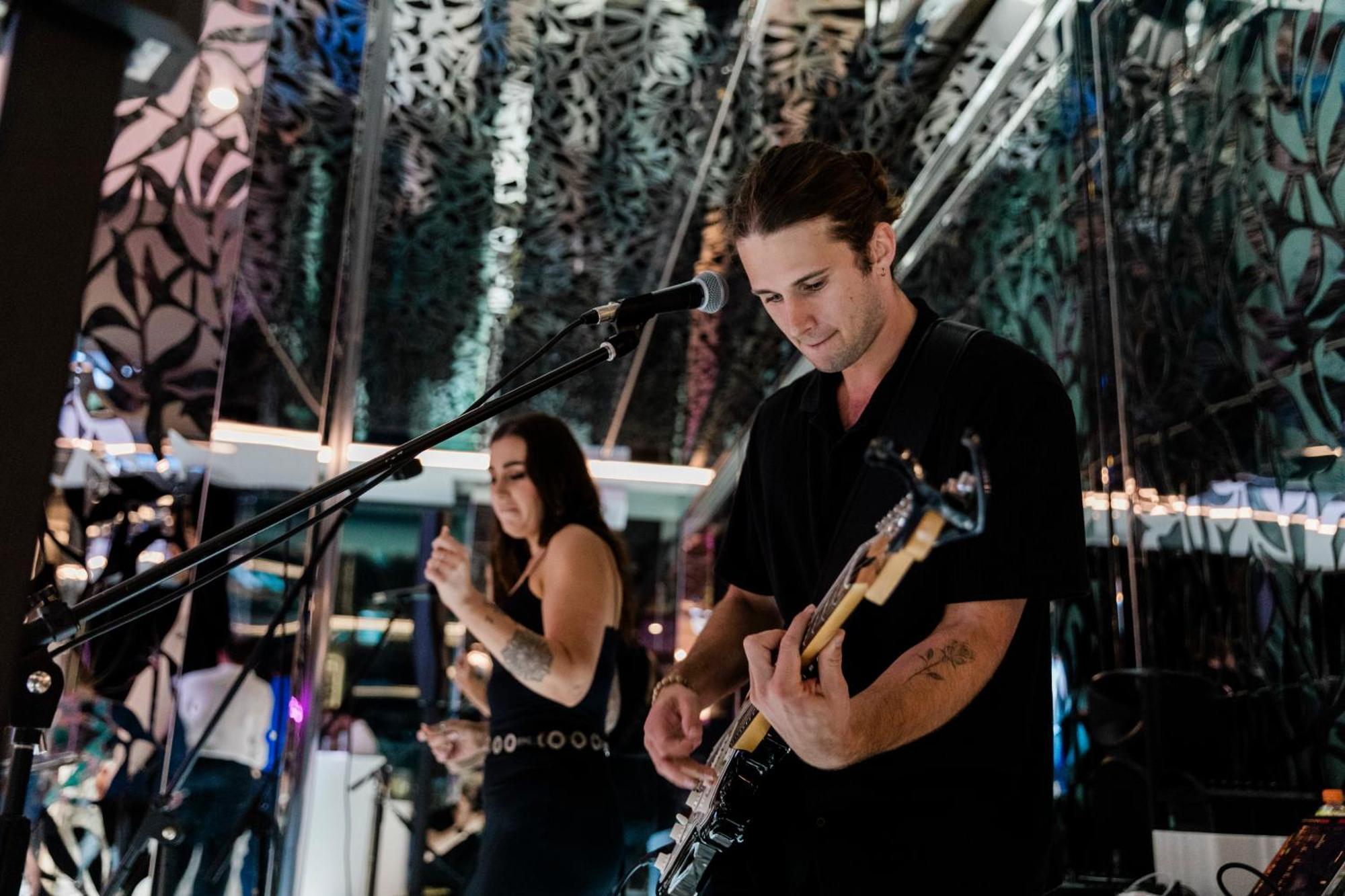 엠포리움 사우스 뱅크 호텔 브리즈번 외부 사진 The band performing in 2019