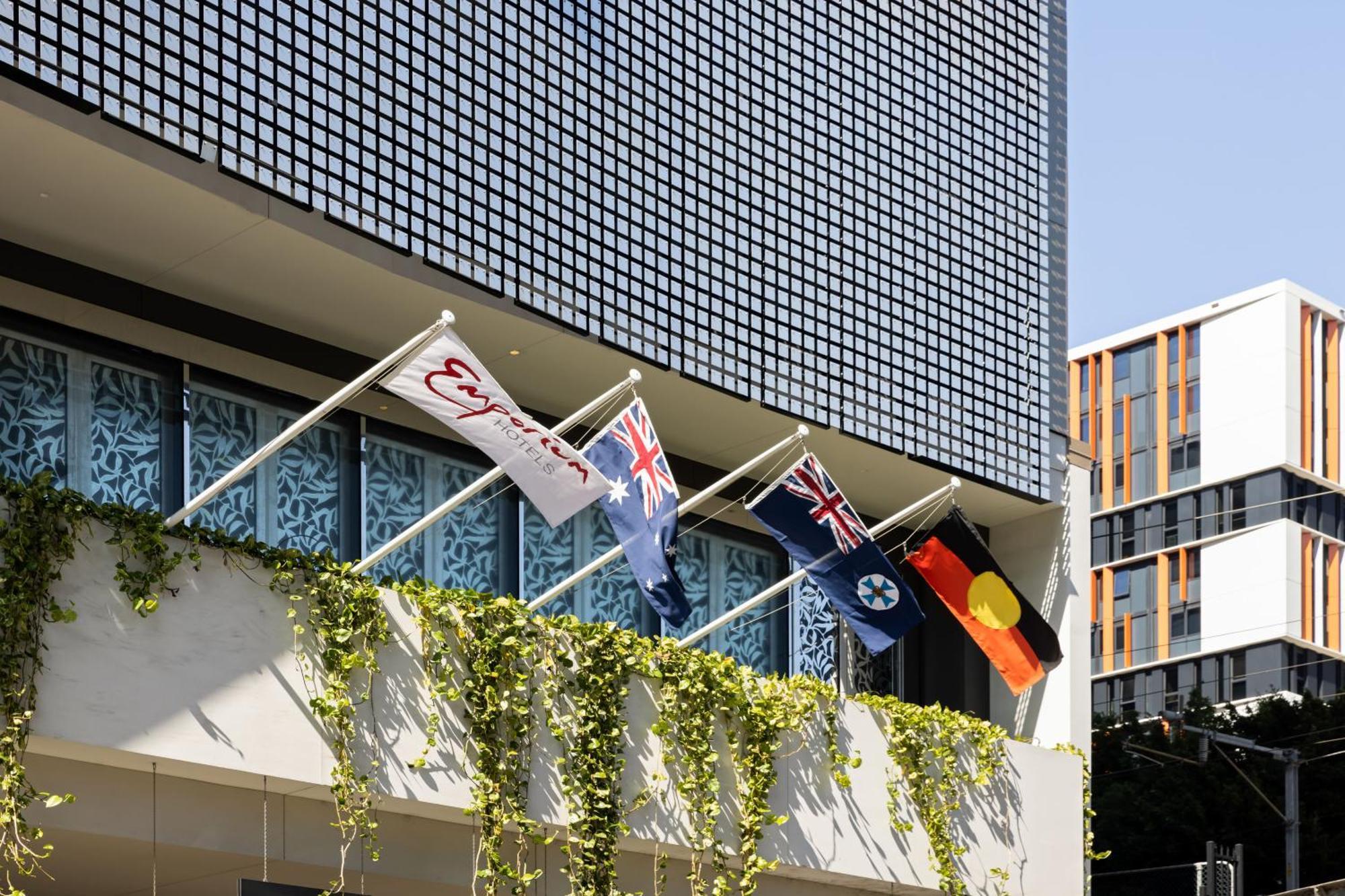 엠포리움 사우스 뱅크 호텔 브리즈번 외부 사진 Flags at the Queensland University of Technology